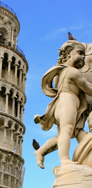 Uma estátua de um querubim ao lado da Torre de Pisa com o título O Mediterrâneo