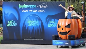 Una calabaza DJ itinerante junto a una gran valla publicitaria de Huluween en Disney Plus con las palabras: “Elige tus propios escalofríos”