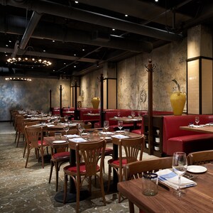 Um restaurante com mesas e booths postos para a refeição