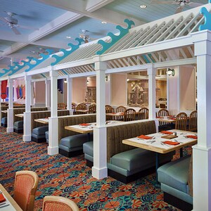 Tenda sob estruturas estilo cabanas no interior da área de alimentação do Cape May Café