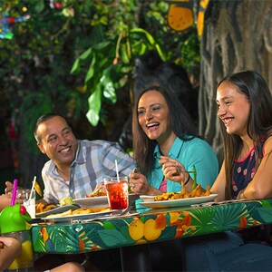 Família de 3 pessoas em uma refeição no Rainforest Café no Disney Springs Marketplace