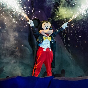 Faíscas saem das mãos do Mickey Mouse durante o Fantasmic
