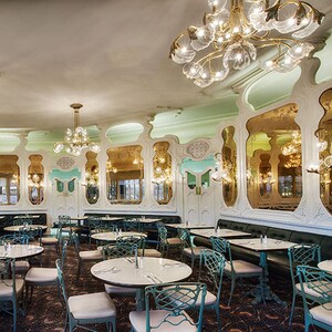 A área de alimentação dentro do The Plaza Restaurant no Magic Kingdom Park