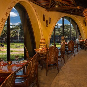 O ensolarado salão de jantar do Sanaa, um restaurante de inspiração africana