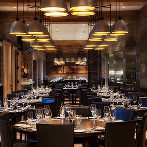 Vista ao comprido da sala de jantar do Il Mulino Lounge no Il Mulino New York Trattoria, no Walt Disney World Swan Hotel