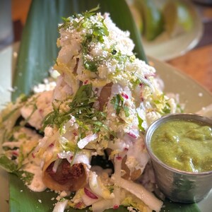 Um prato de tacos de carne assada do Frontera Cocina