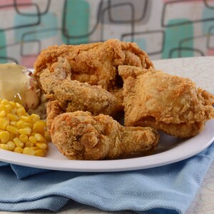 Frango frito, milho e purê de batata com molho
