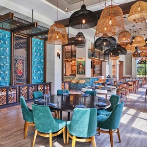 Um espaçoso salão de jantar com decoração moderna