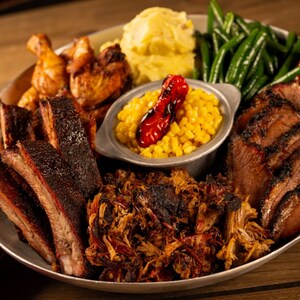 The Pig, uma das skillets exclusivas do Whispering Canyon Café com costela suína, panceta, carne suína desfiada, asinhas suínas e acompanhamentos no Disney's Wilderness Lodge