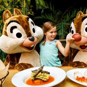 Uma menina com Chip e Dale no Garden Grill Restaurant no EPCOT