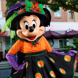 Minnie Mouse wearing a Halloween outfit in front of Hollywood & Vine restaurant