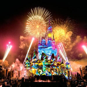 Imagens de Halloween são projetadas no Cinderella Castle enquanto fogos de artifício explodem no céu