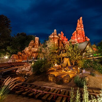 Una sección de Big Thunder Mountain Railroad con una curva pronunciada y un campamento