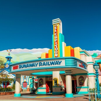 La entrada a Mickey and Minnie’s Runaway Railway en el Disneyland Resort