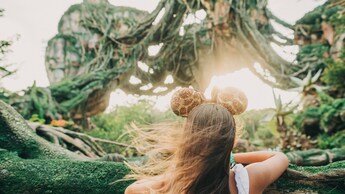 Una joven mujer mirando hacia las montañas flotantes de Pandora — The World of Avatar