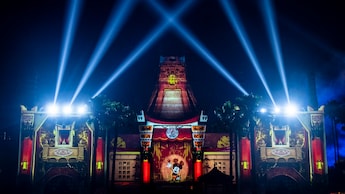 Mickey Mouse en el centro de la atención, en la entrada de una recreación del Grauman's Chinese Theater