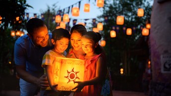 Una familia reunida alrededor de una luminaria brillante