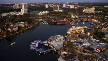 Una vista aérea nocturna del área de Disney Springs en Walt Disney World Resort.
