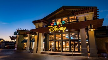 Una tienda minorista con columnas cuadradas, grandes ventanas y un letrero de World of Disney