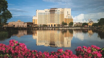 El hotel de varios pisos Disney's Coronado Springs Resort, ubicado en las costas de Lago Dorago