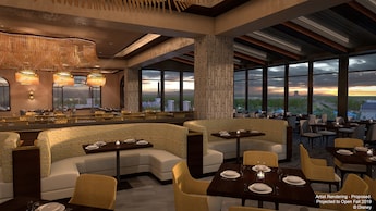 Un restaurante con vistas panorámicas del hotel y muebles modernos