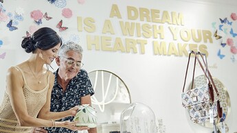 En medio de los escaparates de la tienda, una pareja revisa un regalo 