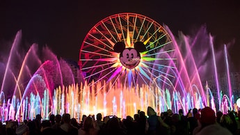 Descargas de rocío, fuentes que disparan chorros y luces danzantes durante World of Color
