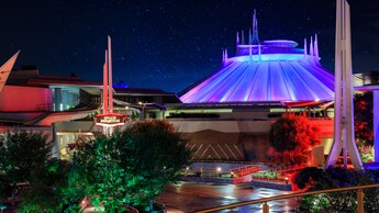 El exterior futurista de Space Mountain