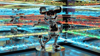 Una estatua metálica de Mickey Mouse en una habitación con espejos y luces de colores