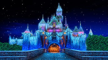 El Castillo de la Bella Durmiente con luces y adornos navideños
