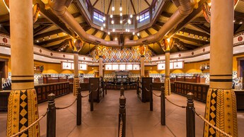 El interior con temática africana de Creature Comforts, una nueva ubicación de Starbucks Coffee en Disney's Animal Kingdom