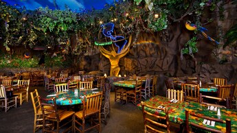 Estatua de Atlas en comedor de Rainforest Café en Marketplace de Disney Springs