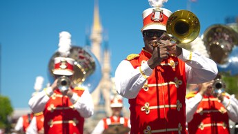 Miembros de la banda Main Street Philharmonic tocan en el desfile de Main Street, U.S.A.
