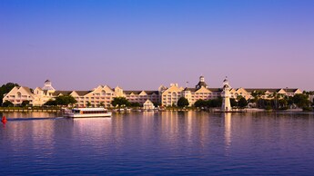 Vista desde el agua de Disney's Yacht Club Resort