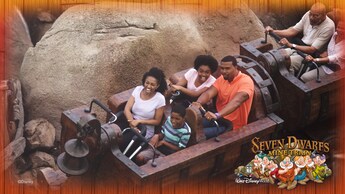 Un père, une mère, leur fils et leur fille à bord du Seven Dwarfs Mine Train