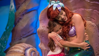 Ariel y una niña se abrazan en Under the Sea ~ Journey of The Little Mermaid
