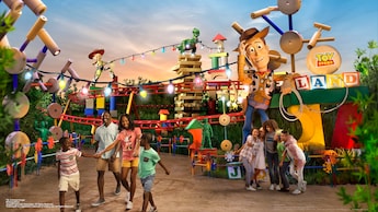 Una familia pasea felizmente por Toy Story Land mientras un grupo de amigos posa para una selfi cerca de Woody