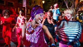 Un grupo de mujeres, algunas con las caras pintadas, disfruta de los bailes nocturnos