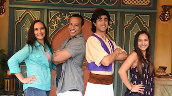 Una familia posa junto a Aladdin
