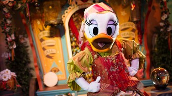 Daisy Duck con un atuendo circense en Pete’s Silly Sideshow