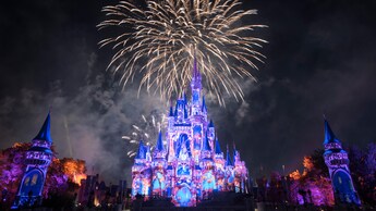 Um show de fogos de artifício e lasers ocorrendo sobre o Cinderella Castle