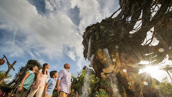 Uma família de 4&nbsp;pessoas aprecia encantada as montanhas flutuantes de Pandora – The World of Avatar
