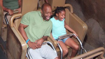 Un padre y su hija gritan con entusiasmo en Expedition Everest&nbsp;– Legend of the Forbidden Mountain