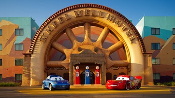 Letrero exterior que dice “Wheel Well Motel”, cerca de la piscina en Disney’s Art of Animation Resort
