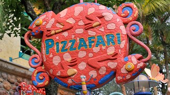 Uma placa com iguanas do Pizzafari dá as boas-vindas aos visitantes do Disney’s Animal Kingdom Theme Park