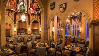 Cinderella's Royal Table en Disney's Magic Kingdom Park, con arcos de piedra y vitrales