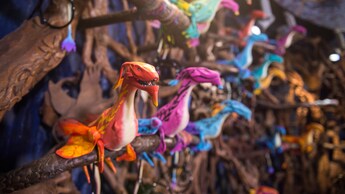 Banshees de juguete en exhibición en el interior de la tienda Windtraders, ubicada en Pandora – The World of Avatar