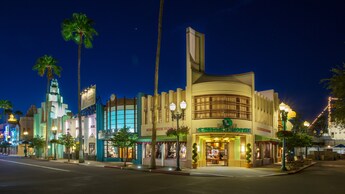 Keystone Clothiers en Disney’s Hollywood Studios, iluminada por la noche