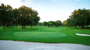 Un hoyo cercano al obstáculo de arena al final de la calle en Disney’s Oak Trail Golf Course