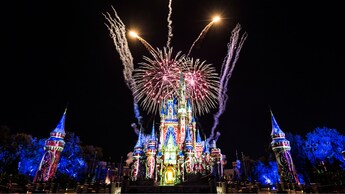 Fuegos artificiales estallan en el cielo sobre Cinderella Castle